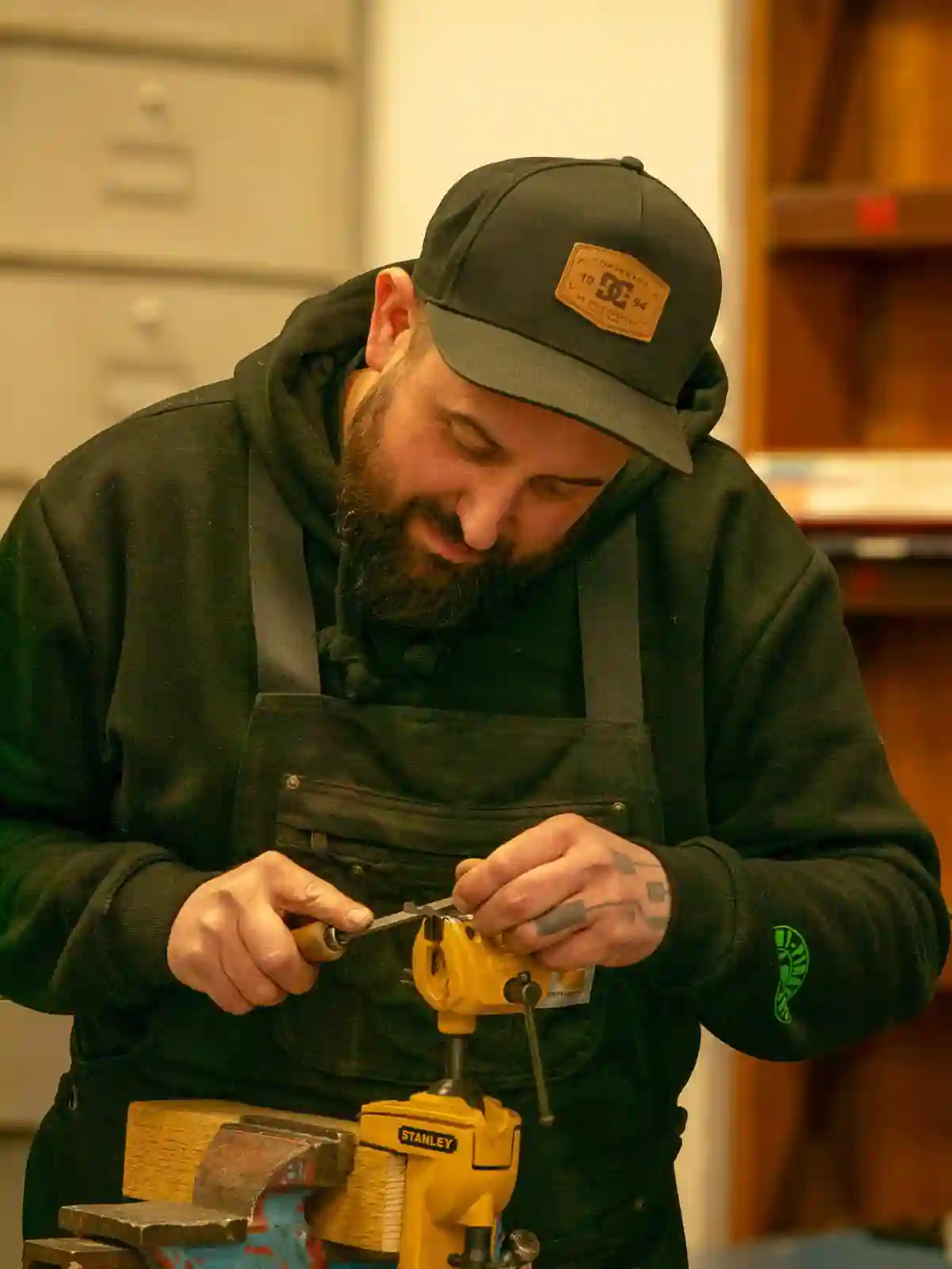 Artisan coutelier à l'établi pendant un atelier