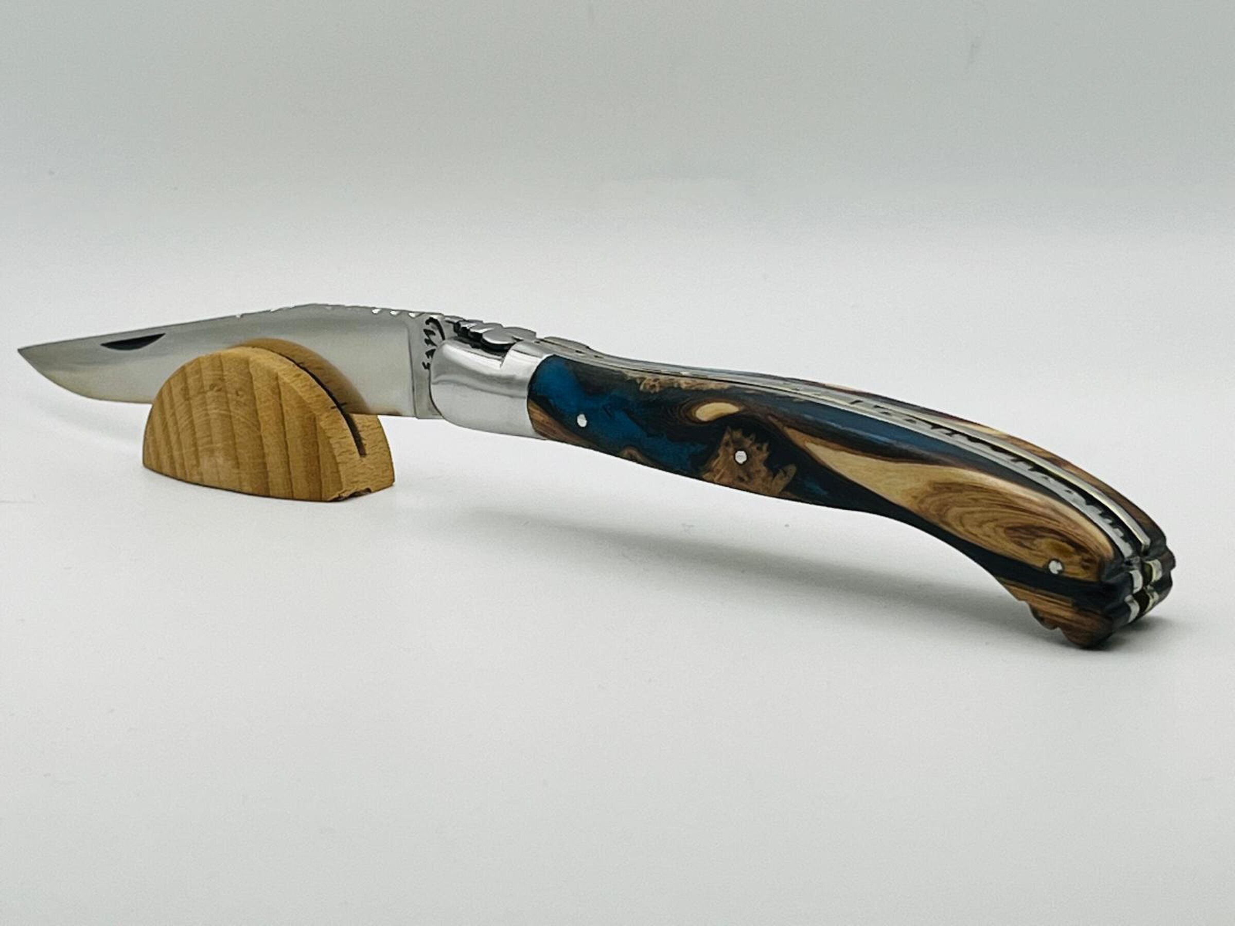 Couteau Rosace Hêtre et Resine Bleu
