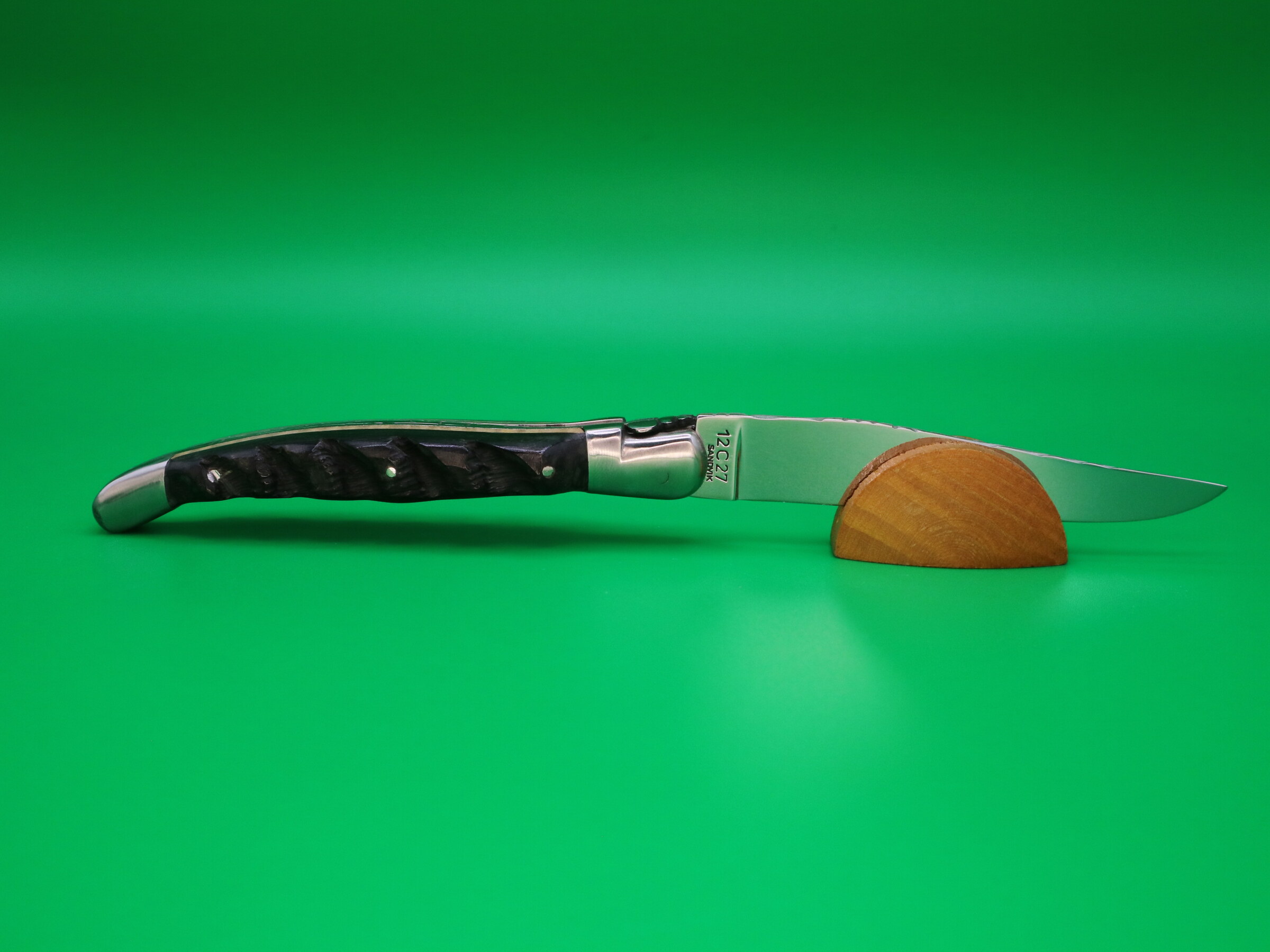 Couteau en Croûte de Buffle et Erable