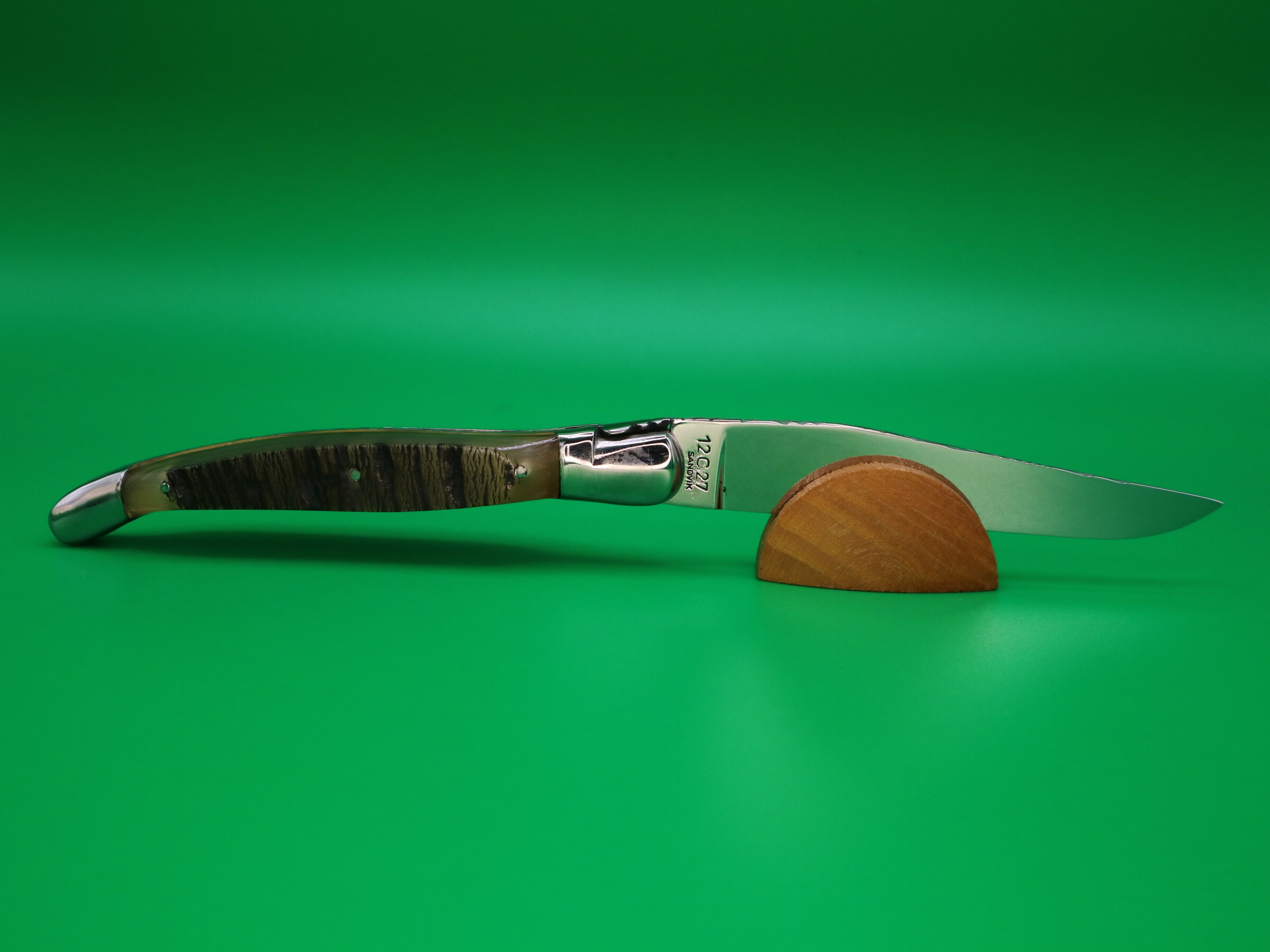 Couteau en Croûte de Belier et Bois de Rose